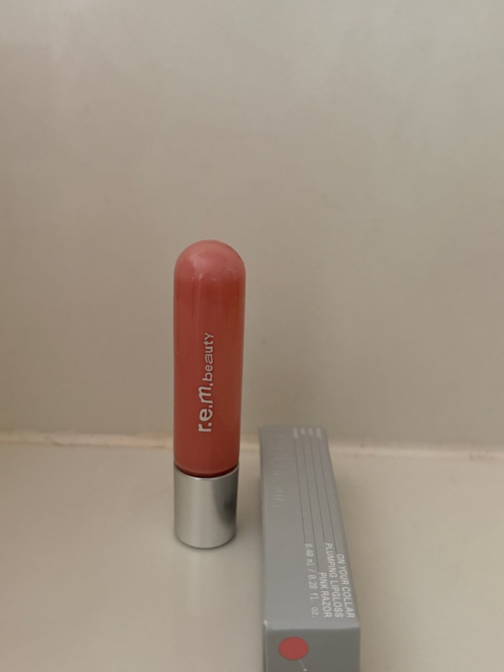 R.E.M beauty pink razor Plumping lip gloss